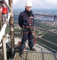 Jag i TV-masten i Nssj 2004-08-05, 220m. Foto: Johan Rydell